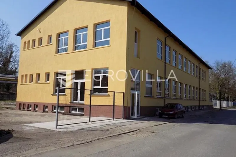 Sisak, Industrijska zona, poslovna zgrada 2500 m² sa zemljištem