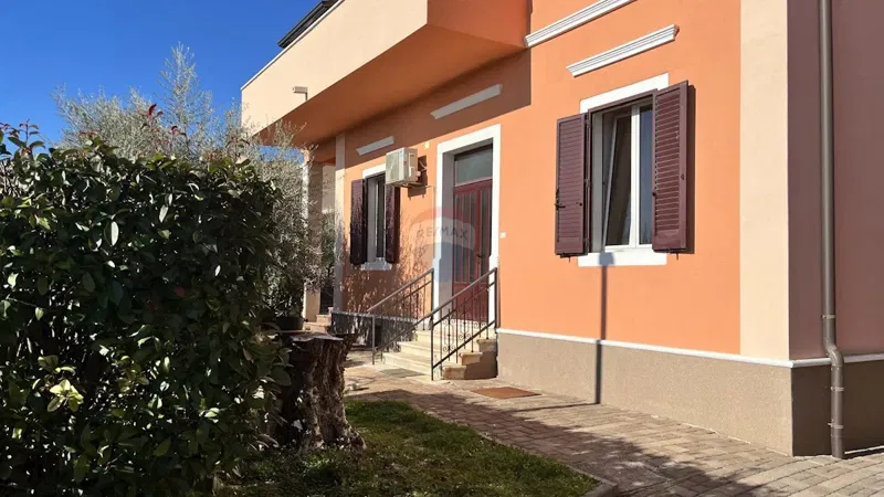 Istria, Umago Punta, appartamento spazioso in prima fila sul mare – 2