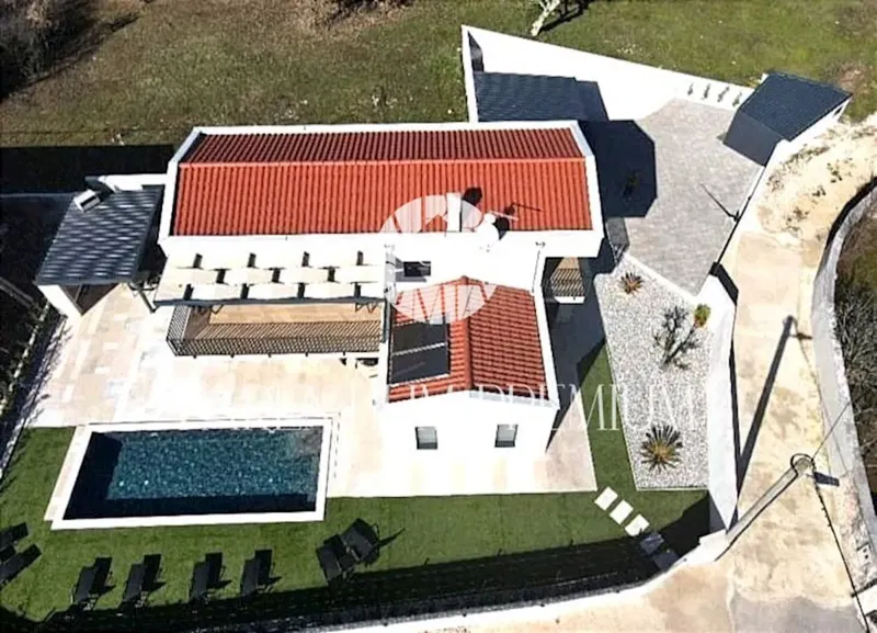 A new house with a swimming pool in a quiet location – 2
