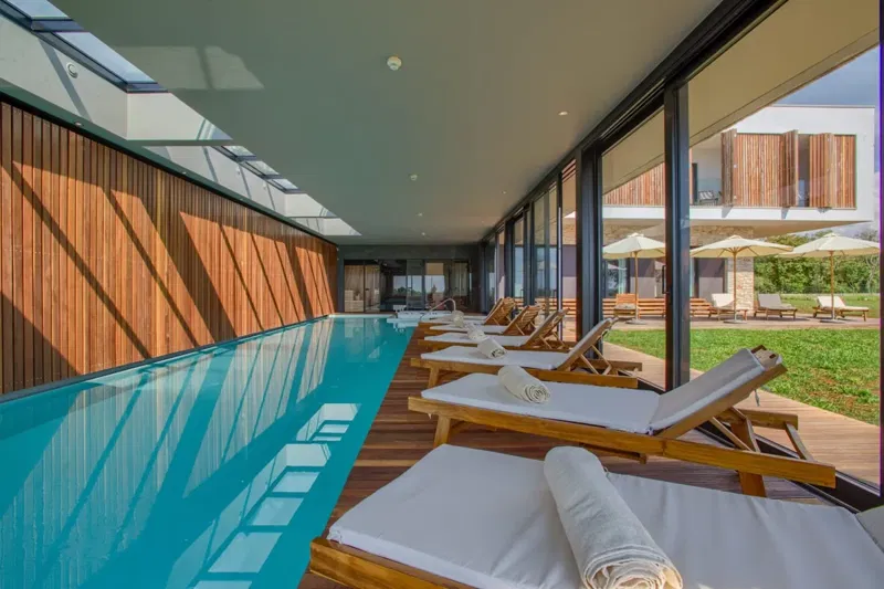 Luxury villa with indoor/outdoor pool – 3