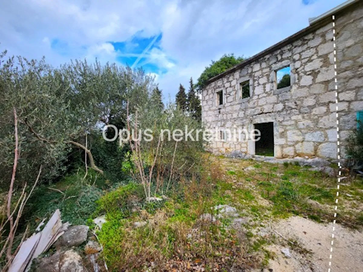 LOVORJE, SLIVNO-građevinsko zemljište 1427 m2 s kamenom kućomt