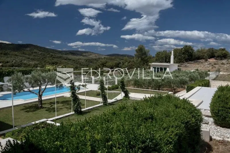 Brač, Donji Humac, three charming buildings with a swimming pool on a plot of 1780 m² – 2