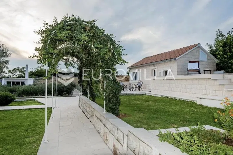 Brač, Donji Humac, three charming buildings with a swimming pool on a plot of 1780 m² – 3