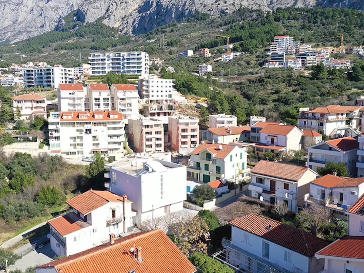 Novi dvosobni stan u centru Makarske s pogledom na more