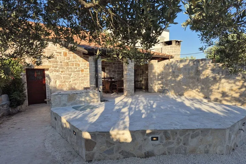 Kamena kuća, na prodaju