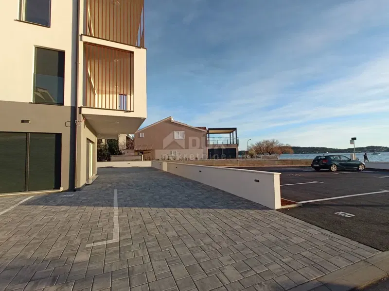 ŠIBENIK, VODICE - Poslovni prostor P1 s terasom pokraj mora