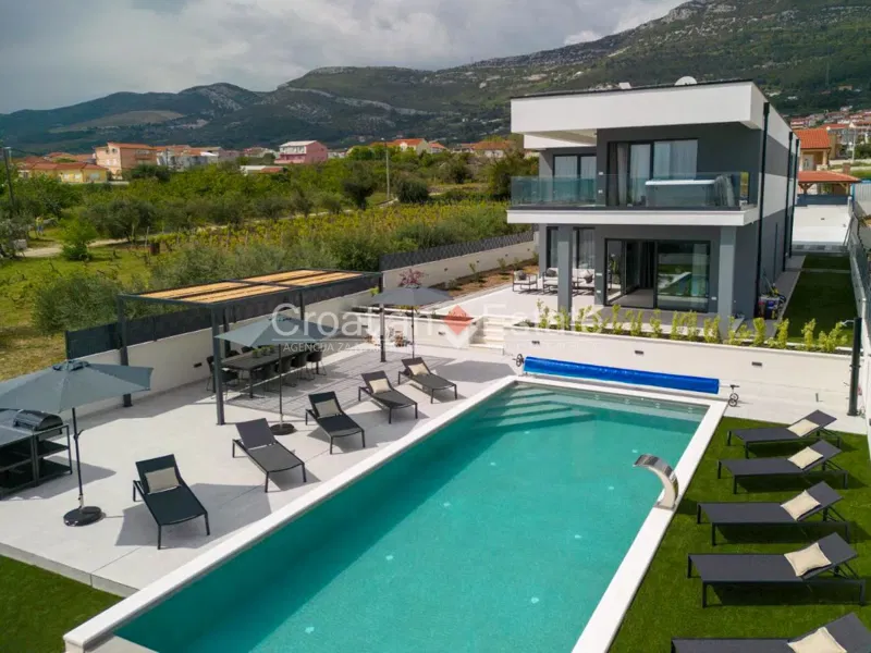 Tengerre néző villa medencével, eladó – 2