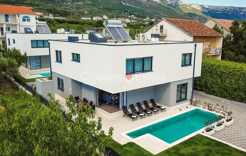 Két medencés villa eladó – 2