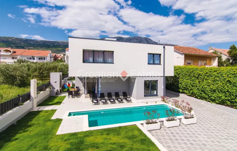 Két medencés villa eladó – 3