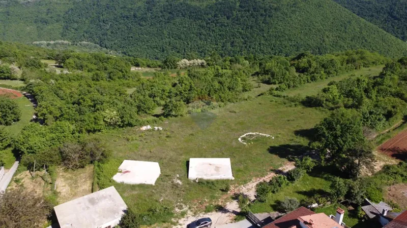 ISTRIA, PIĆAN - Building land 2000m2 + farmland. 4000m2, construction started – 2