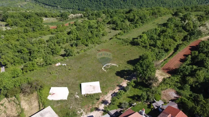 ISTRIA, PIĆAN - Building land 2000m2 + farmland. 4000m2, construction started – 3
