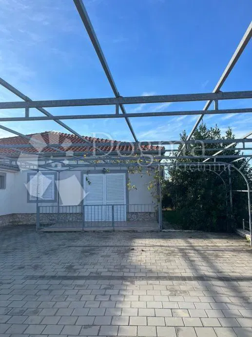 Casa Pirovac, 230m2 – 2