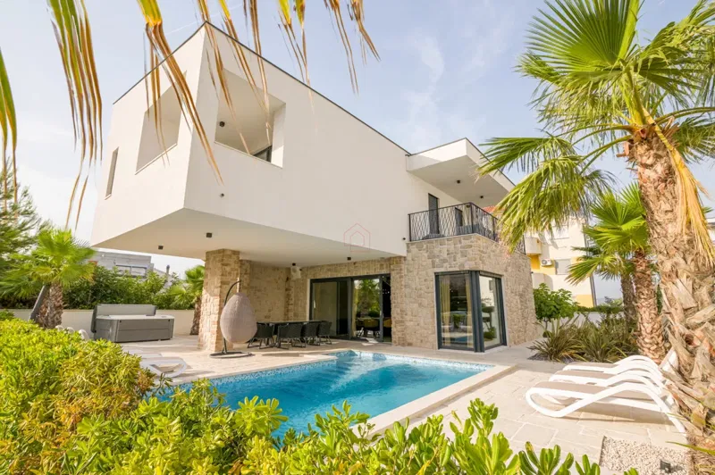 Eine luxuriöse und elegante Villa mit drei Schlafzimmern und einem beheizten Pool