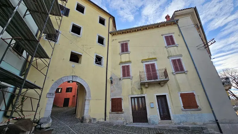 Real estate Istra, residential building with potential, near Buje – 2