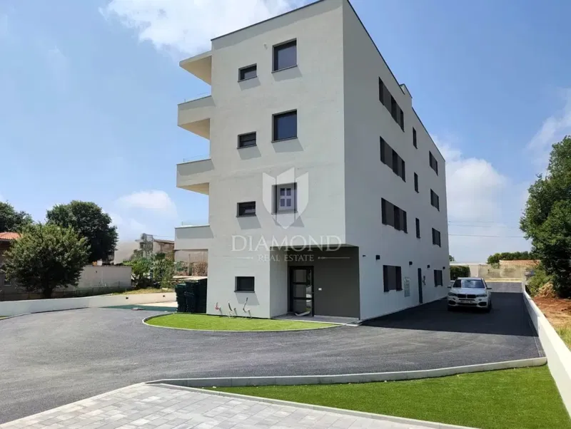 Poreč area, three-room apartment on the ground floor with a garden! – 2