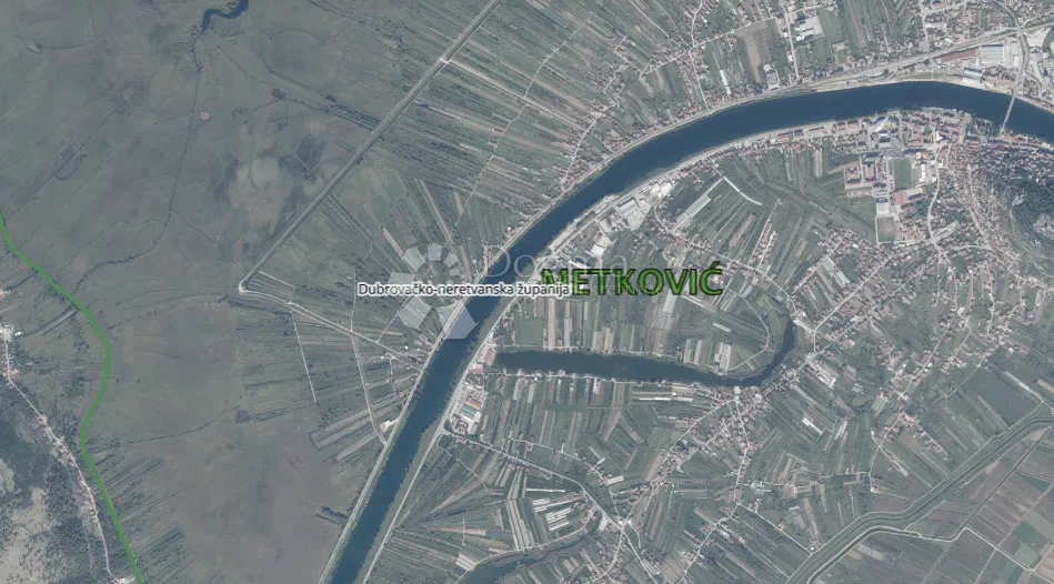 Föld Metković, 810m2