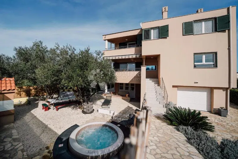 Casa Sutomišćica, Preko, 235,40m2 – 2