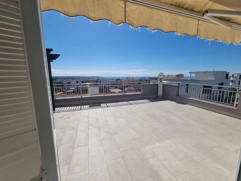 Appartamento al 2° piano con garage e vista aperta sul mare a Cittanova – 3