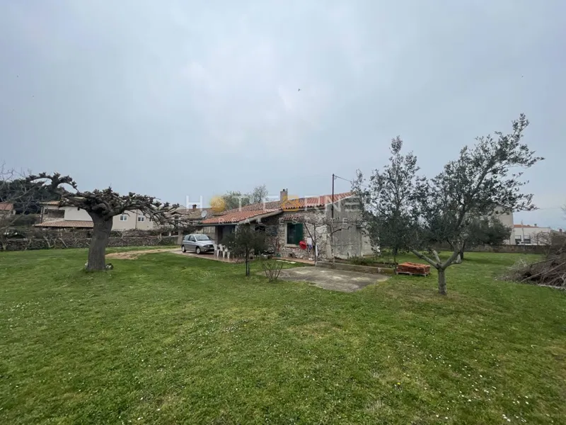 Valdebek, kuća na lijepoj poziciji sa 1.500m2 okućnice – 2