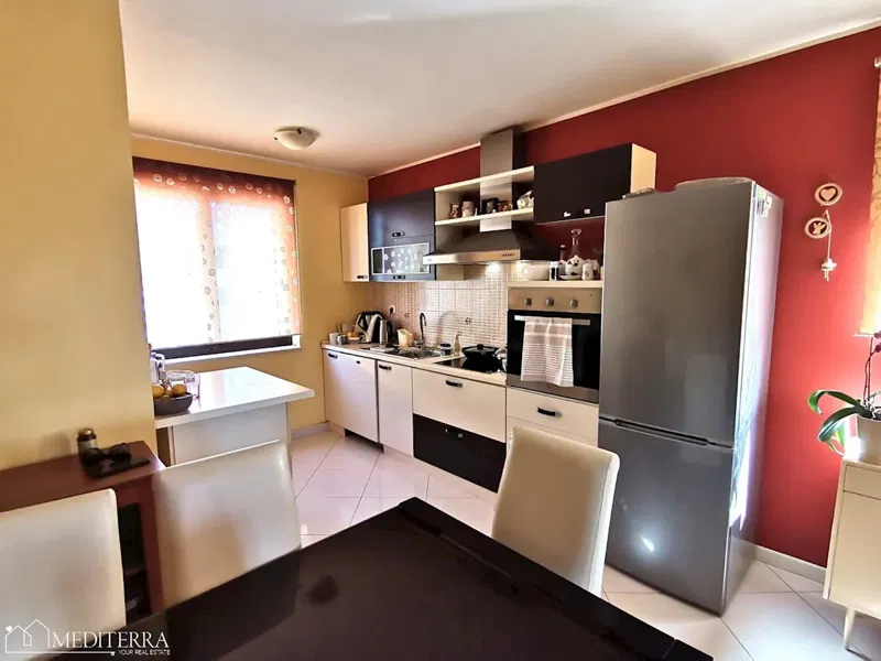 Spazioso appartamento con vista mare, posizione eccellente, Cittanova, Istria – 2