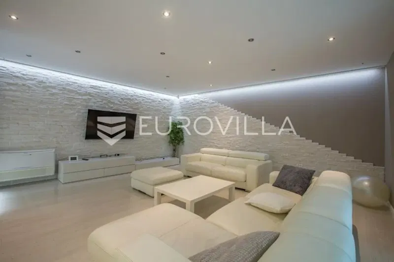 Istria, Poreč, villa for long term rent with a pool and sea view – 3