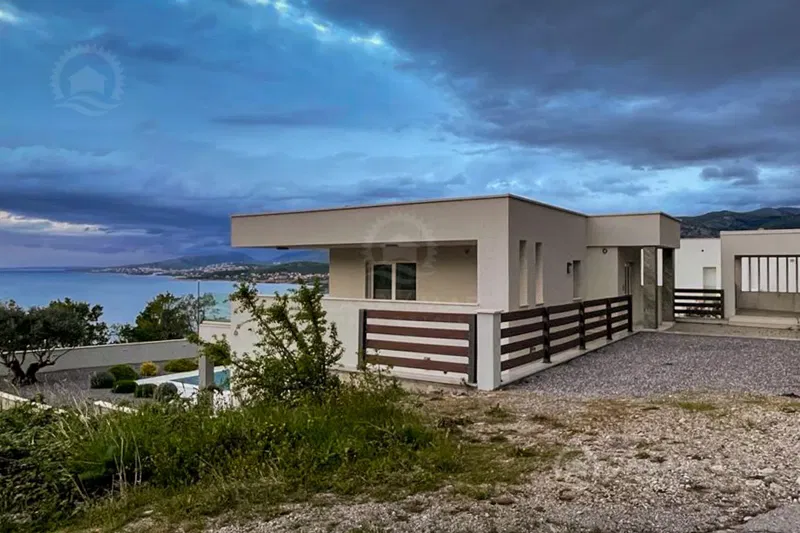 Villa with swimming pool in a quiet location with an open sea view – 3