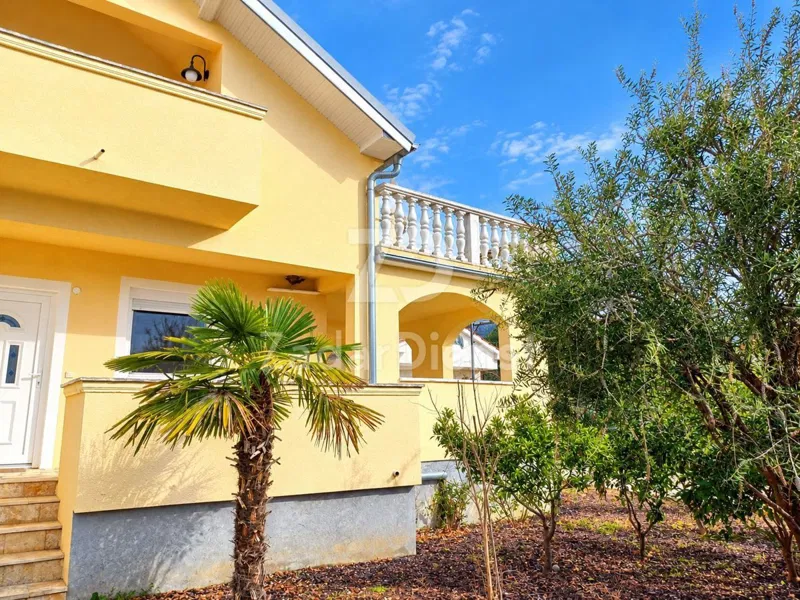 Kuća s 2 odvojena stana i studio apartmanom - Karin – 2