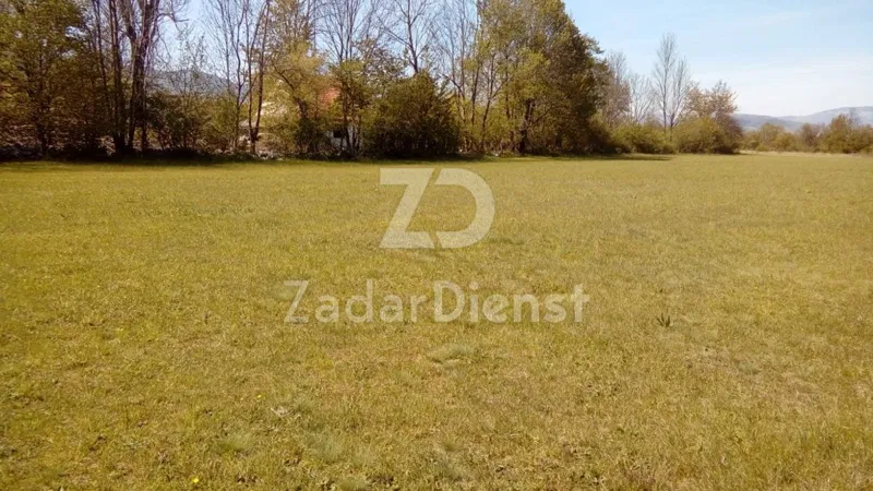 Terreno Gračac, 1.000m2