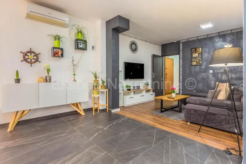 Omiš, appartamento bilocale 68m2 + cortile 40m2, direttamente sul fiume Cetina – 2