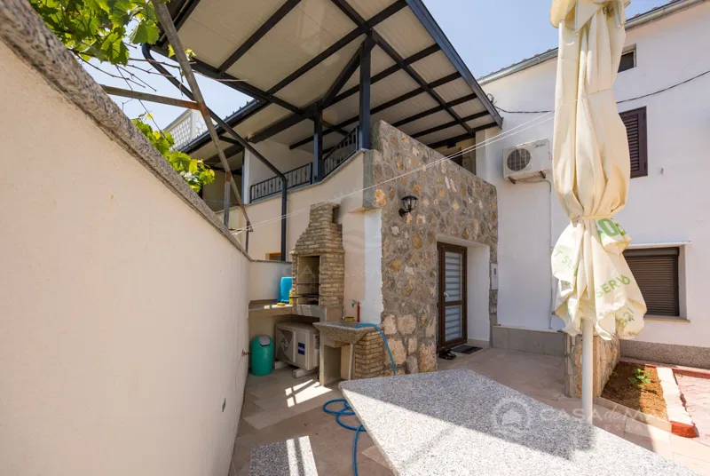 Renovirana kamena kuća sa pomoćnim objektom – 2