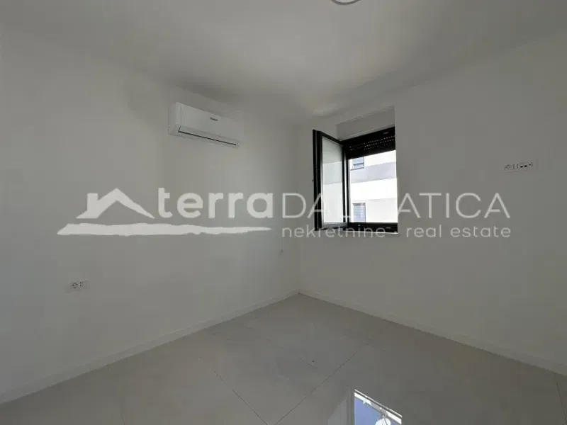 Excellent location in Zadar, Diklo: luxury penthouse with roof terrace – 2