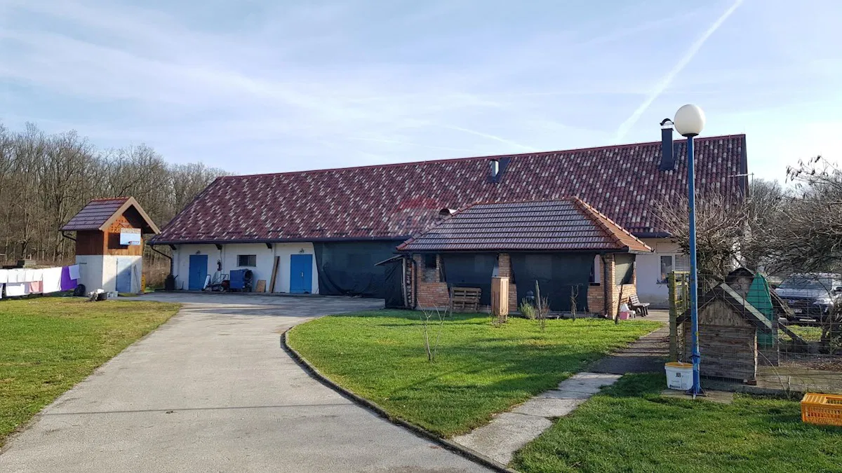 Velika Gorica, okolica, farma peradi, poljoprivredno zemljište ukupne površine 26.160 m2