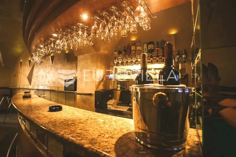 Osijek, Tvrđa, night club 100 m² in the old city – 2