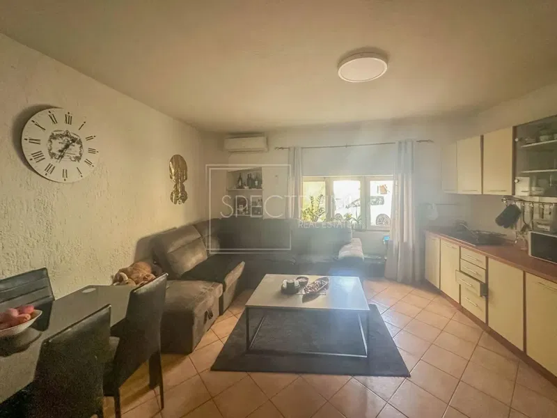 Brtonigla, house with 2 apartments in the center – 2