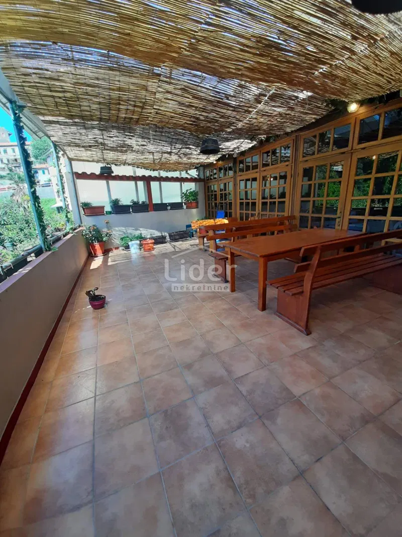 MLAKA, Restoran + stan – 2