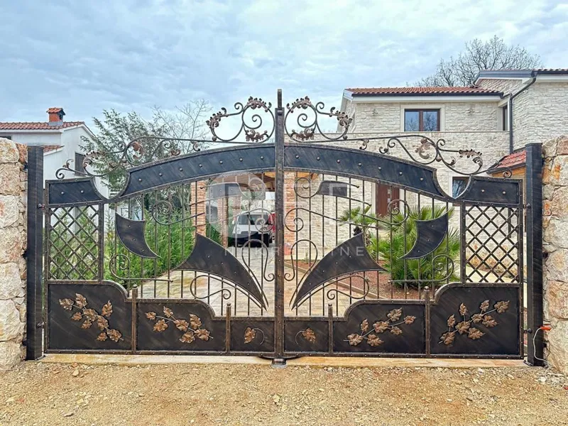 OTOK KRK, OKOLICA DOBRINJA - IMPRESIVNA KAMENA KUĆA S BAZENOM, 220 m2 – 2