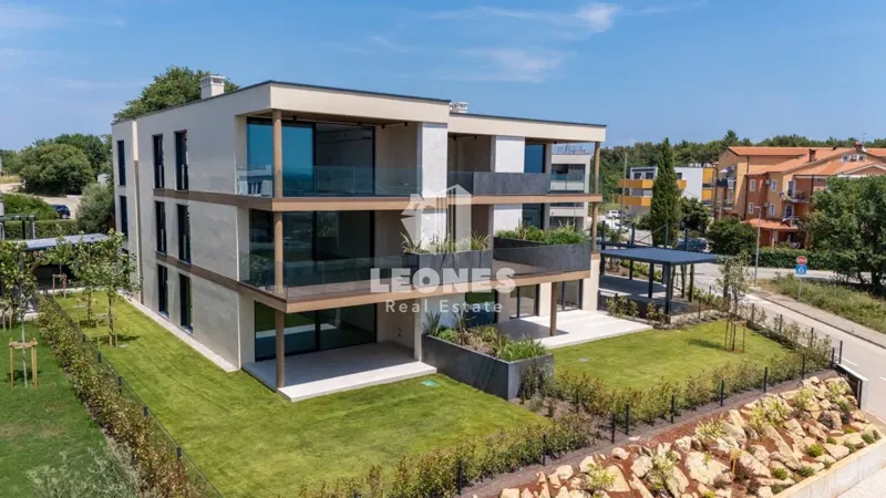 Lussuoso appartamento al piano terra con giardino e vista mare a Cittanova – 3