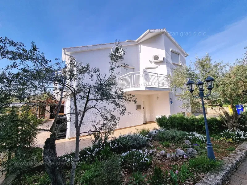 Krk area, modern house with a spacious garden and swimming pool, for sale! – 2