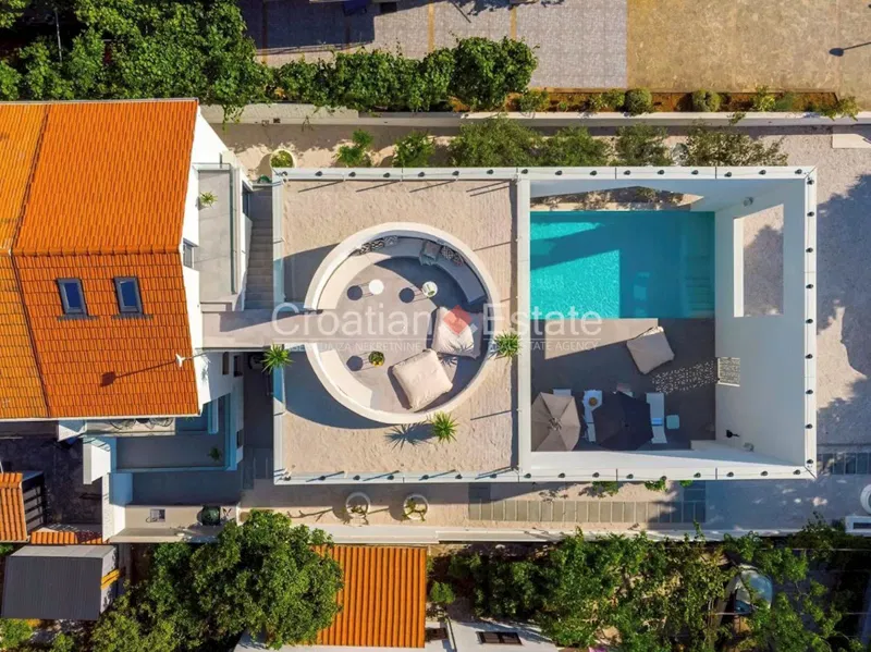 Egyedi tengerre néző villa eladó – 2