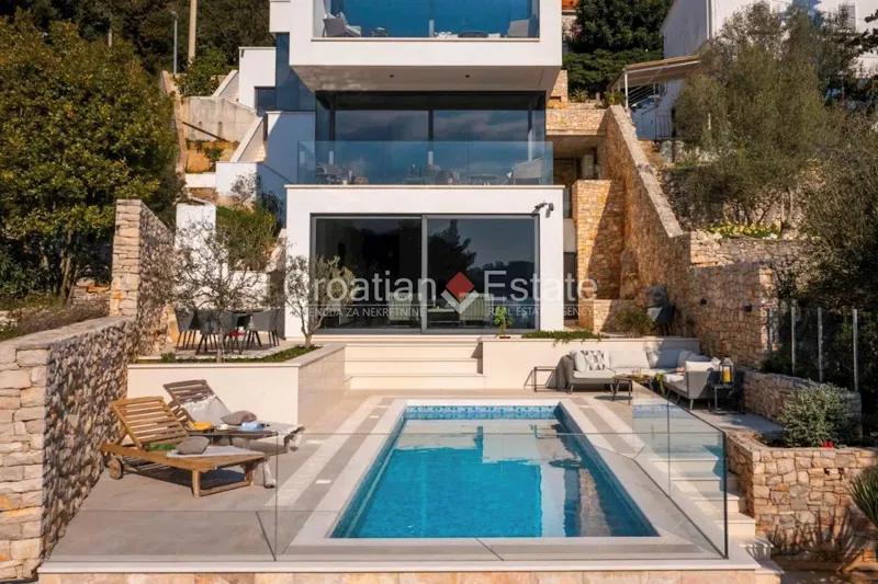 Tengerparti villa medencével eladó – 2