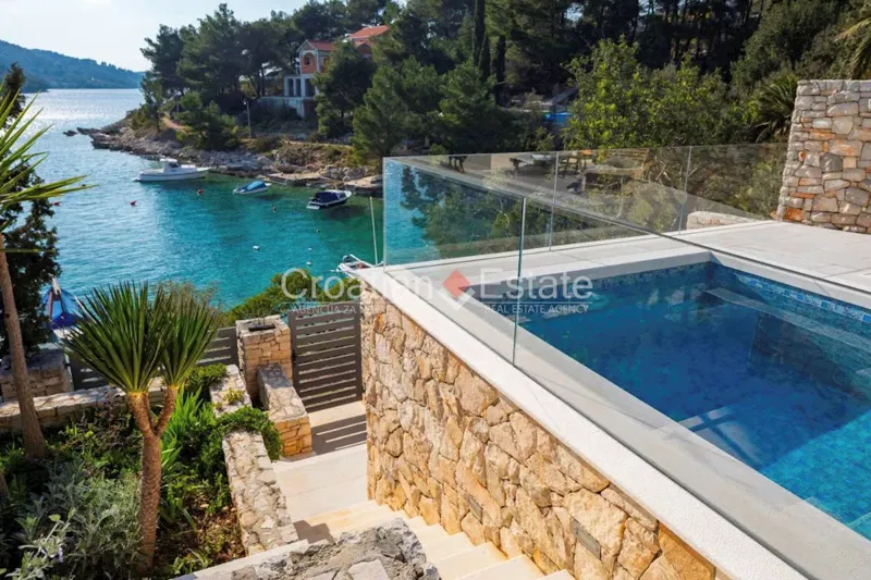 Tengerparti villa medencével eladó – 3