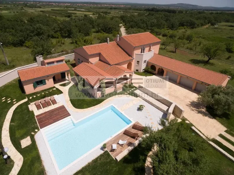 Rustic country estate in idyllic green surroundings – 2