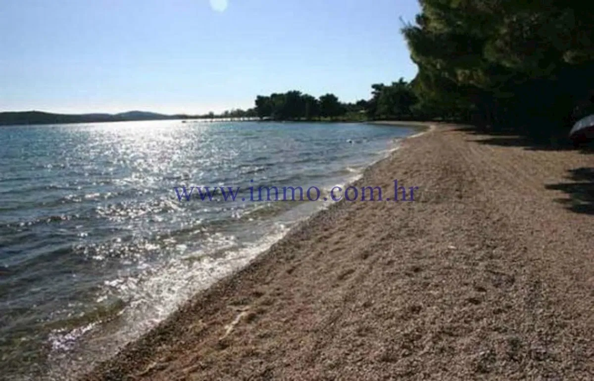 ATRAKTIVNO GRAĐEVINSKO ZEMLJIŠTE U PRVOM REDU DO MORA