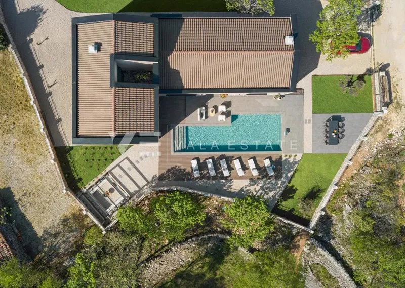 VILLA DI LUSSO CON PISCINA E AMPIO GIARDINO IN POSIZIONE TRANQUILLA – 2