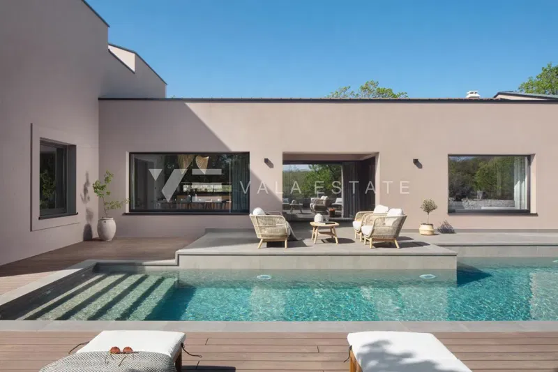 VILLA DI LUSSO CON PISCINA E AMPIO GIARDINO IN POSIZIONE TRANQUILLA – 3