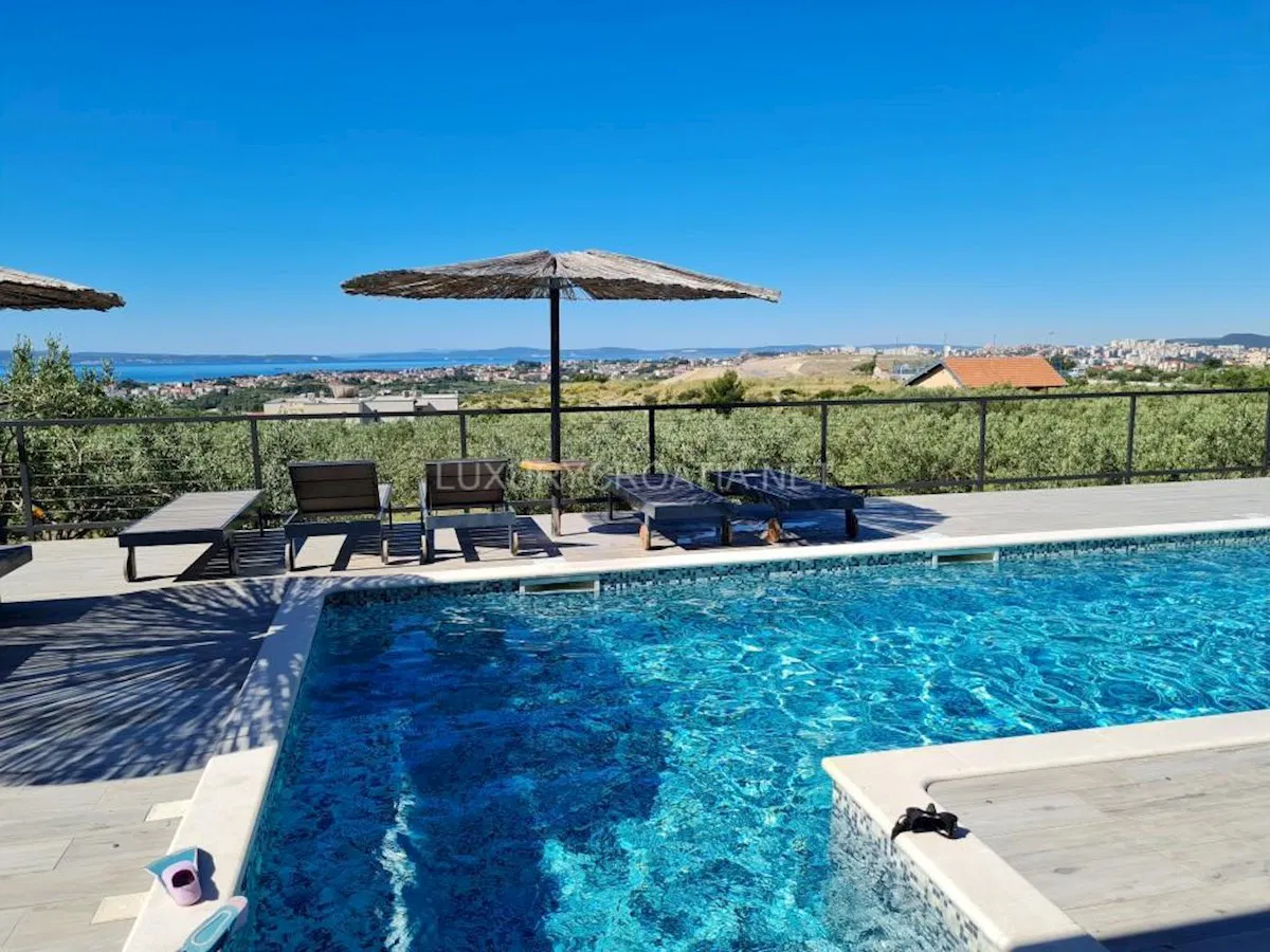 Splendida villa nella zona di Spalato con piscina e vista mare