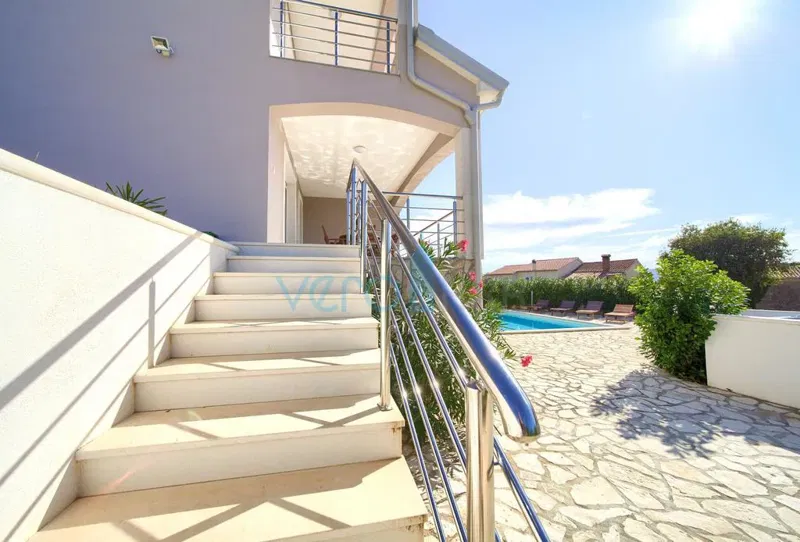 Isola di Krk, area di Krk città, casa indipendente con piscina e vista mare, in vendita – 3