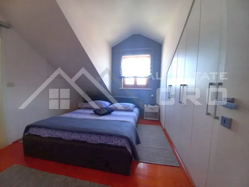 Ingatlanok Brač - Tágas háromszobás apartman gyönyörű tengerre néző kilátással, eladó – 2