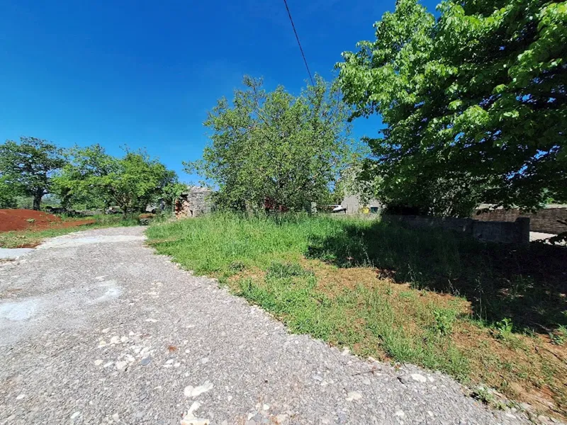 Istra, okolica Barbana, građ. zemljište 1000 m2 sa dva ucrtana objekta