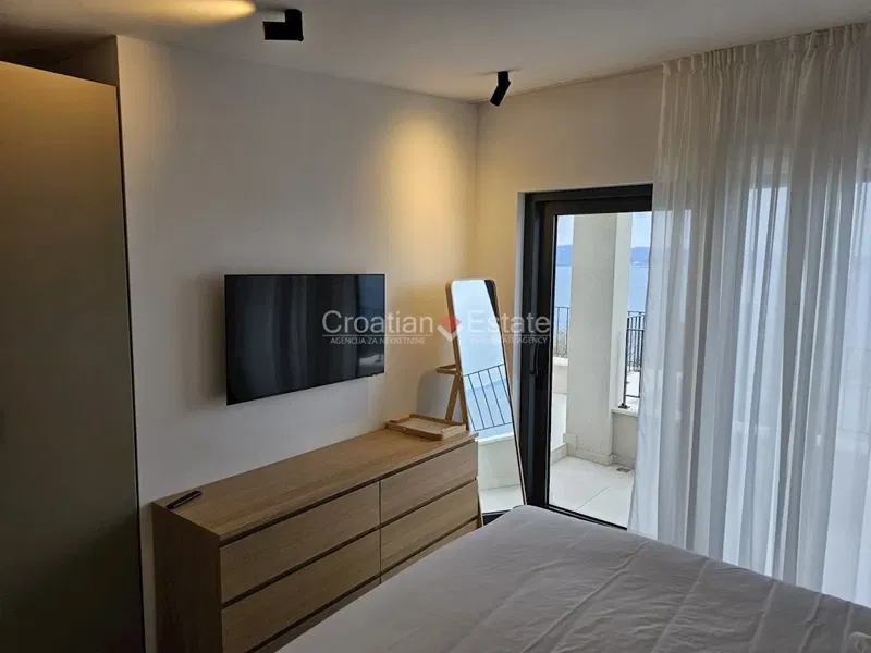 Tengerre néző villa medencével eladó – 2